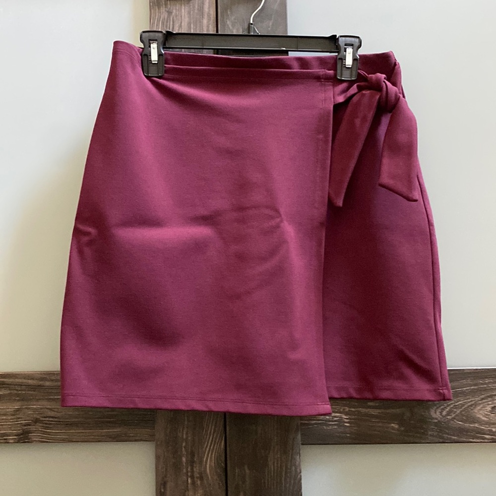 Wine colored loft elastic waist skit with tie front